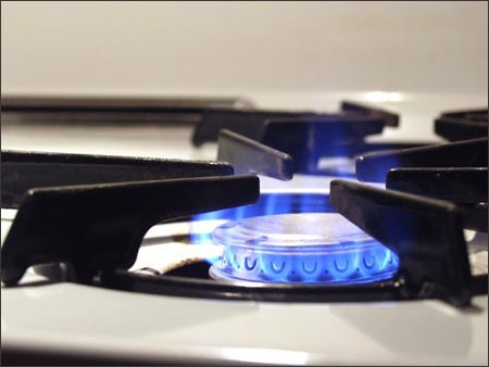 Giá gas liên tục leo thang khiến nhiều gia đình tăng cường tiết kiệm nhiên liệu đốt.